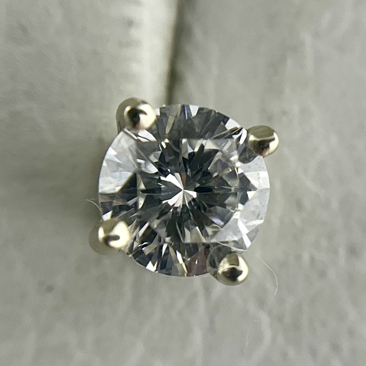 Available now! Diamond stud earrings in 1.0 grams of 14k white gold! Features 2 diamonds for .40 ctw! Regularly priced at $599.99 but currently 40% off. Take them home for only $396 out the door!   #pawnshop #oakland #bestcollateral #whitegold #diamondstuds #diamondstudearrings