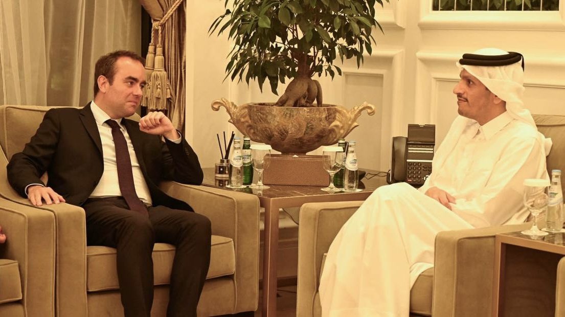 En escale à Doha, échange avec le Premier ministre du Qatar Cheikh Mohammed pour faire le point sur les efforts en faveur d'une trêve à Gaza, la situation régionale, le soutien à l’armée libanaise et la coopération bilatérale de défense après la visite d'Etat de l'émir du Qatar a…