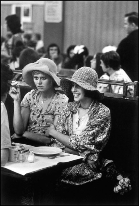 Raymond Depardon. 
Deux jeunes femmes à la Coupole, Montparnasse 
1970. Paris