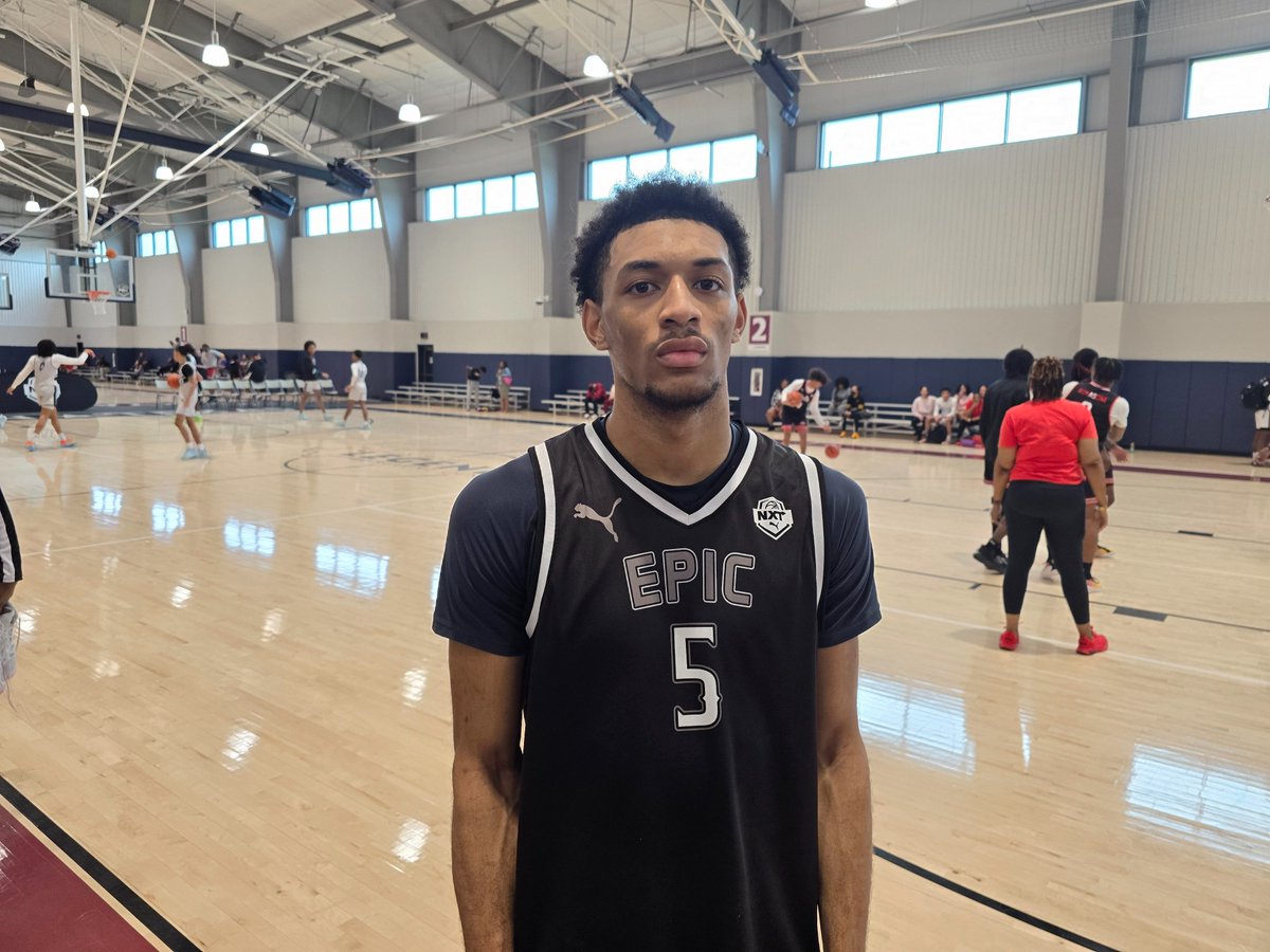 Cameren Roberts ('25) 6-3 Guard Epic Academy NXT 17U Roberts is a versatile defender who plays with good anticipation and awareness. He Possesses a high motor, good vision, and makes good decisions. Roberts is an excellent communicator and plays with good toughness.