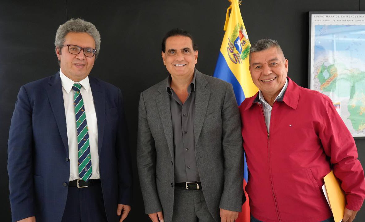 Durante su encuentro con el embajador de Egipto en Venezuela, Yasser Ali Ragab, Alex Saab, presidente del @CiipVen resaltó las amplias posibilidades de desarrollo conjunto entre ambos países. 🇻🇪🇪🇬 #oriele @ViceVenezuela