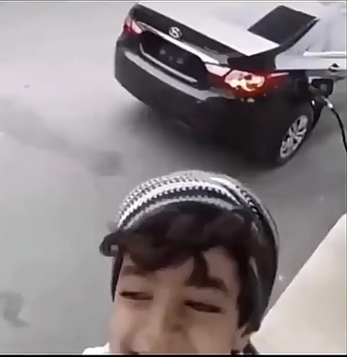 يقولون عني تغيرت!! وأنا ما تغيرت 
مثلي مثل باقي الناس أفرح وأحزن 
إن مر علي يوم أو يومين ما سيرت
يمكن مشغول أو إني للماضي أحن 
الفكر معكم لو إني ساكت ما تكلمت 
ابتسم رغم ضيقتي من إساءة الظن 
لا تظنون إني تغيرت أو إني تكبرت 
وش يفيدنا التكبر دام نهايتنا كفن