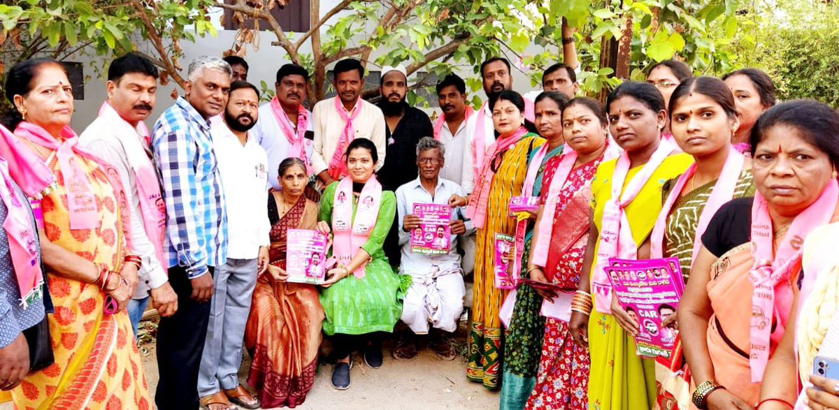 In continuation with election campaign, held padayatra in Kistamma Enclave, Rangadhama Nagar and New MES Colony in Alwal seeking support to BRS MP Candidate Ragidi Laxma Reddy Garu.

#VoteForCAR 🚗 
#VoteForRagidiLaxmaReddy ✊🏻
@KTRBRS