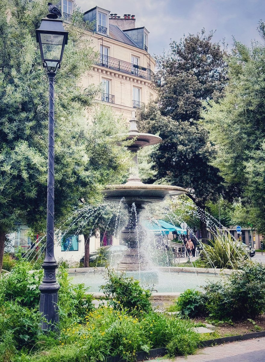 Fontaine de la Place du Colonel Bourgoin. 

#Paris12