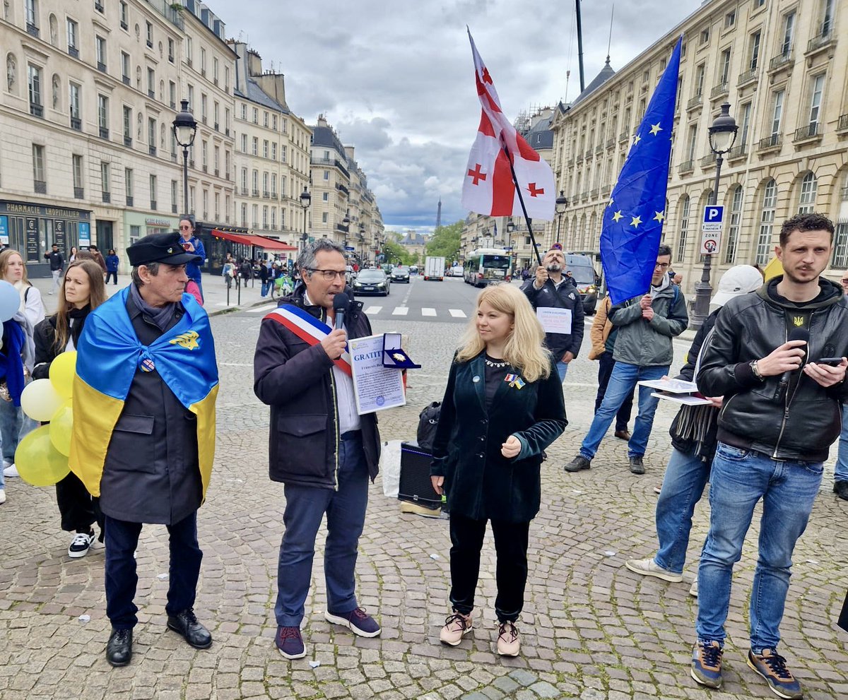 Beaucoup de jeunes réunis à #Paris en soutien au peuple ukrainien, contre la guerre de #Poutine, pour la liberté et la démocratie en #Géorgie, en #Europe ! #StandWithUkraine️ #SlavaUkraini #ArmUkraineNow #NoToRussianLaw #FreeGeorgia #GeorgiaProtests #Tbilissi @afpfr 🇬🇪🇺🇦🇪🇺🇫🇷