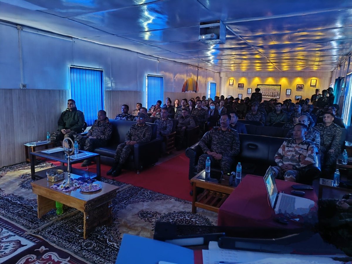 #IndianArmy organised a day long training workshop on issues related to High Altitude illnesses at #Senge, 
#WestKameng, #ArunachalPradesh.
Marking jointmanship & excellent coordination, doctors & para medics of civil administration & CAPF also participated.
@adgpi
@easterncomd