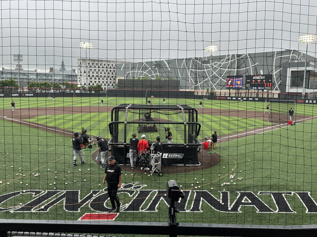 📍 Cincinnati, Ohio. Big-12 action in a soupy Queen City. Mountaineers looking to secure the series win over the Bearcats.