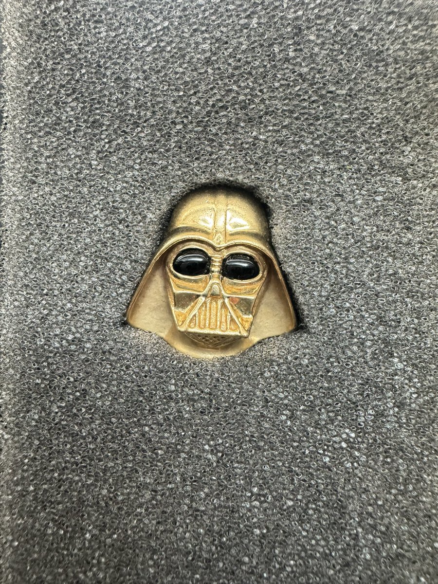 #May4thBeWithYou #StarWars #DarthVader #18kGold #Onyx

18 K solid gold with black onyx eyes, Darth Vader pendant.

This thing is heavy!
