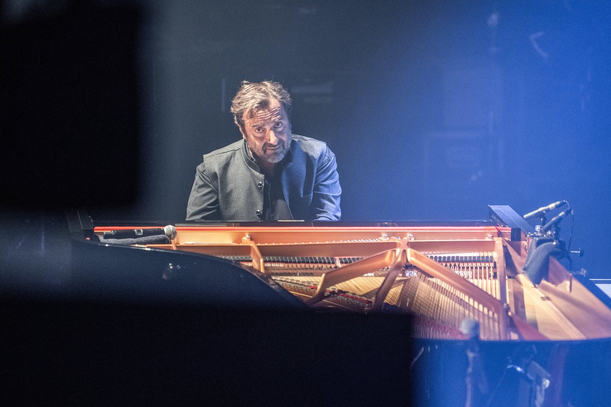 🎶 Première tête d'affiche, André Manoukian a inauguré la scène de la salle Marcel-Hélie de ce 43e festival @JazzSLP à Coutances ce samedi 4 mai <a href="/krislegall/">Kristell Le Gall</a> ⤵️
Photos : Mathis Harpham / Ouest-France
