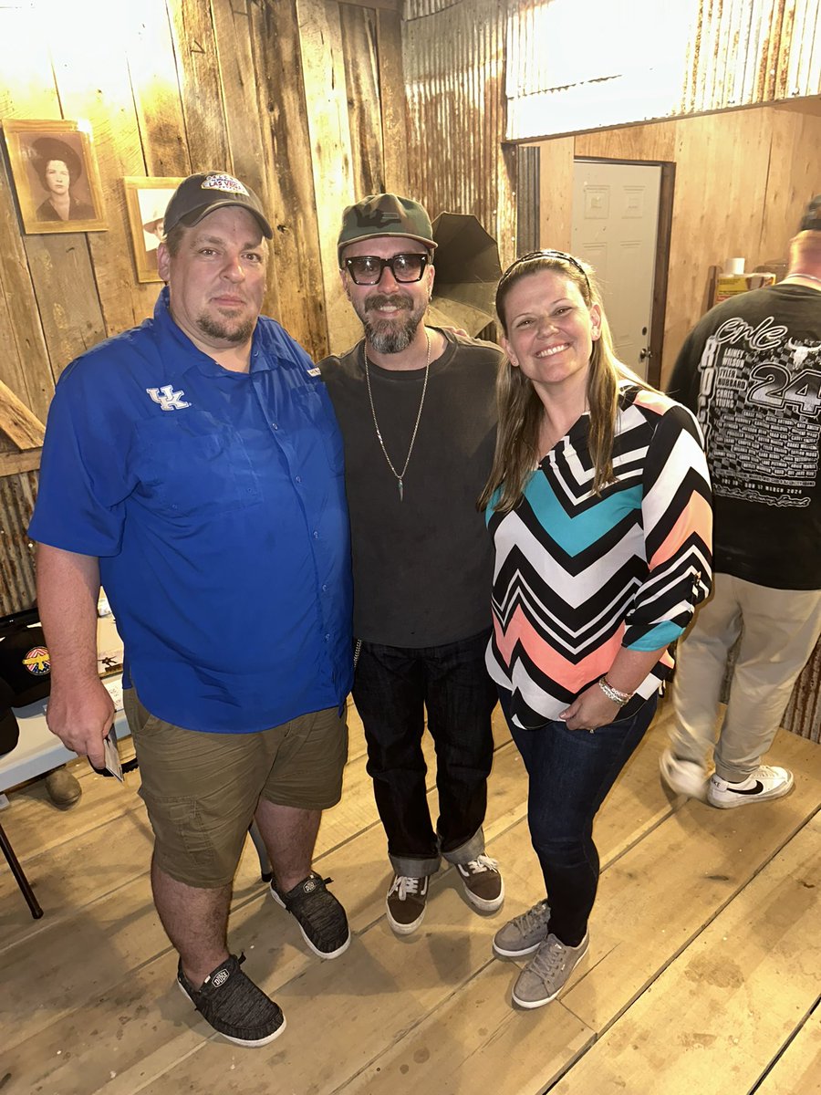 jrb_55's tweet photo. @elvieshanemusic great show last night. The music last night was was awesome 👏 https://t.co/NFCd9r8oDd