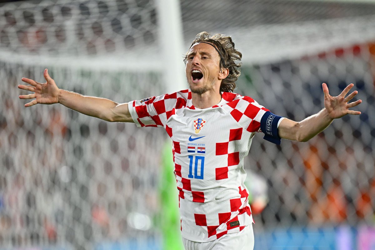 🎩 Becomes the oldest @realmadrid player in @LaLiga 🅰️ Provides an assist 🙌 Standing ovations ✌️ Victory over Cadiz (3:0) Ladies and gentlemen, the unstoppable #Croatia captain @lukamodric10. #Family #Vatreni❤️‍🔥