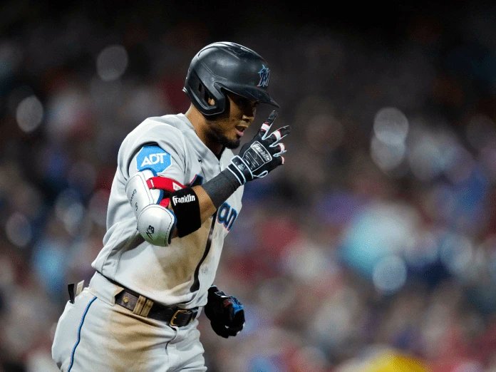 El coach de 1B de los @LosPadres está preocupado 😂 Arráez fue cambiado a San Diego por un trío de prospectos. 'La Regadera' fue informado de esto minutos antes de salir al terreno, por lo que se le vió despidiéndose de sus compañeros de los Marlins dentro del dogout