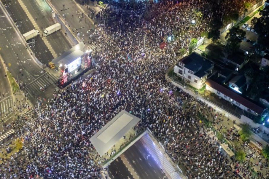 🚨Tel Aviv now

Thousands are streaming in to call for ceasefire deal, hostage exchange, and calling on the government to quit. 

A crucial evening as deal is on the table.