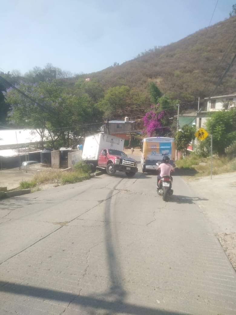 #AlertaVial accidente de camioneta en la calle de Popocatépetl subiendo para la loma en la col Sabino Crespo #Oaxaca #OADN #Vialidad