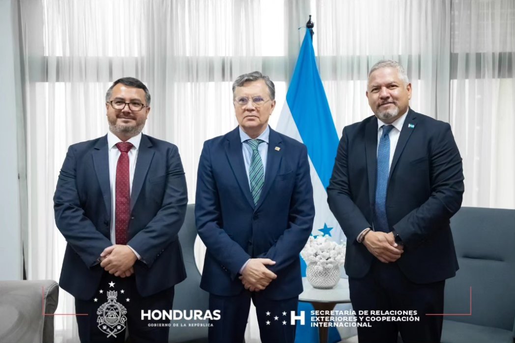 📌| El Canciller @EnriqueReinaHN, sostuvo una reunión con el Director General del IICA, Manuel Otero, donde conversaron ampliamente referente a la cooperación que existe con Honduras, especialmente en el tema de seguridad alimentaria y el desarrollo productivo agrícola.