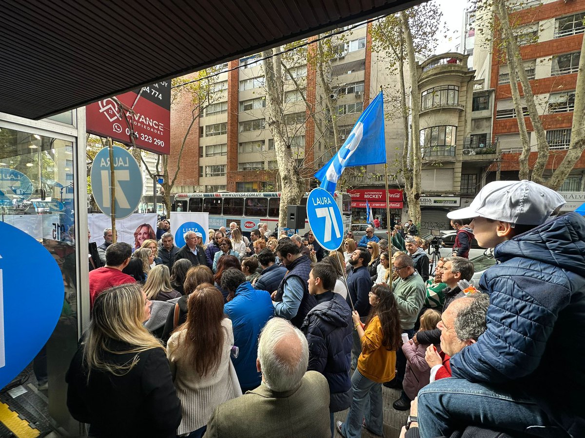 gloriasaravista's tweet photo. Inauguramos sede de nuestra compañera @RosanaGarciaPaz  "Hacemos Juntos" @lista71  con la presencia  @lauraraffo  en pocitos! Qué alegría y entusiasmo de vecinos y amigos !Gracias! https://t.co/4Ndf8pysQN