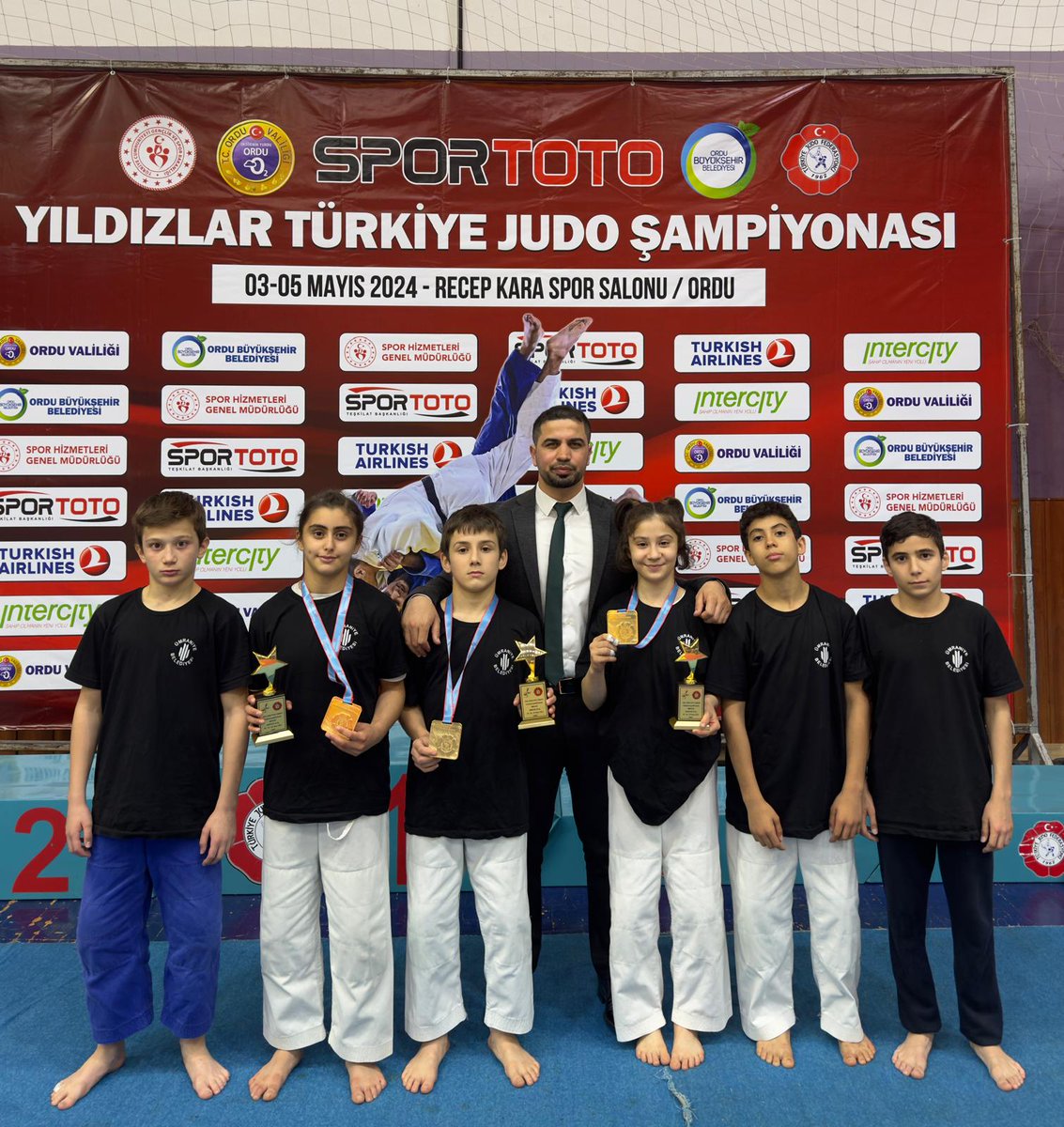 69 ilden 1129 sporcunun katılımı ile Ordu'da düzenlenen yıldızlar Türkiye Judo Şampiyonası'nda Ümraniye Belediyesi Gençlik ve Spor Kulübü sporcularımız 3 altın madalya kazandı. 🥋 68 sporcunun yarıştığı 36 kg'da sporcumuz Sema Nur Yüksel Türkiye Şampiyonu 🥇 🥋 95 sporcunun…