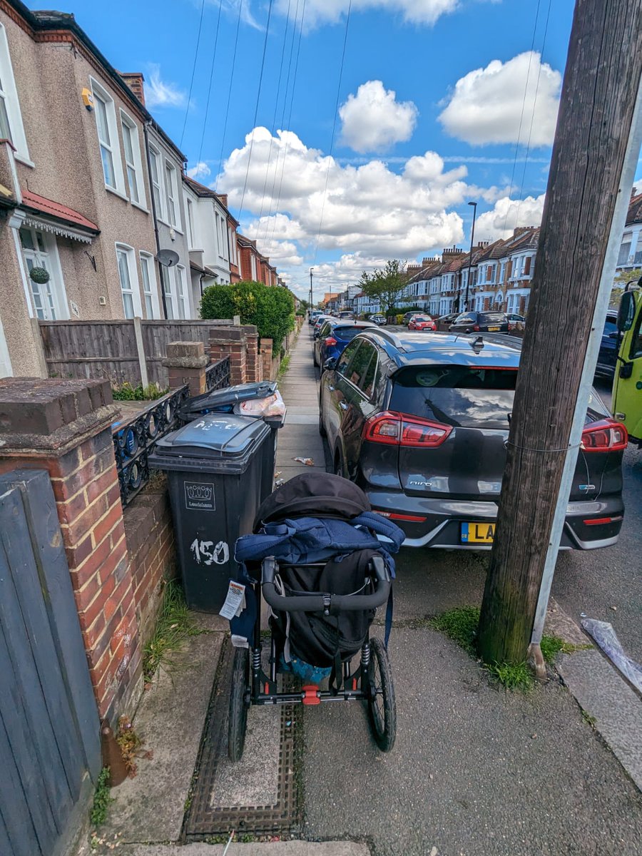The view of a parent trying to walk rather than drive on Torridon Road, Catford. If @LewishamCouncil don't make it possible and pleasant to walk around the borough then they'll carry on driving, carry on causing traffic, pollution, greenhouse gases, noise...