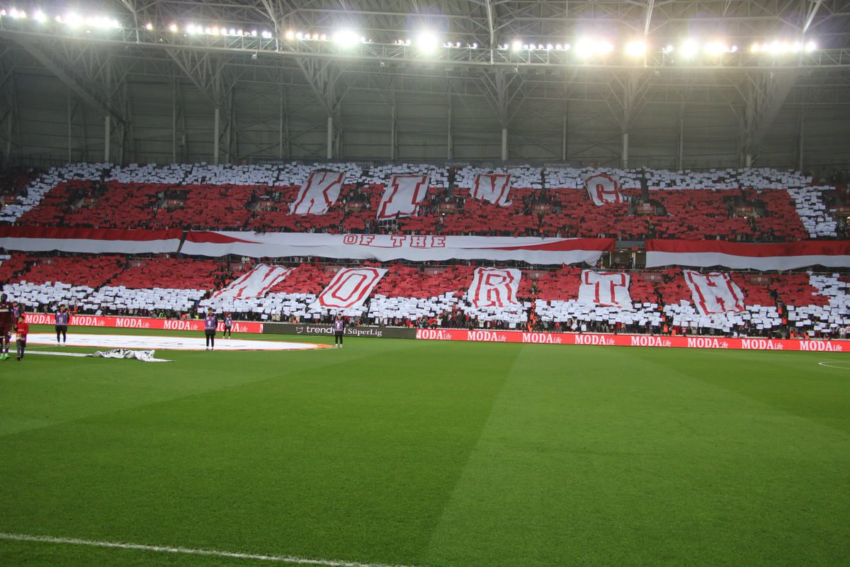 🔴⚪️ Samsunspor taraftarlarının yaptığı koreografi: Kuzeyin Kralı.