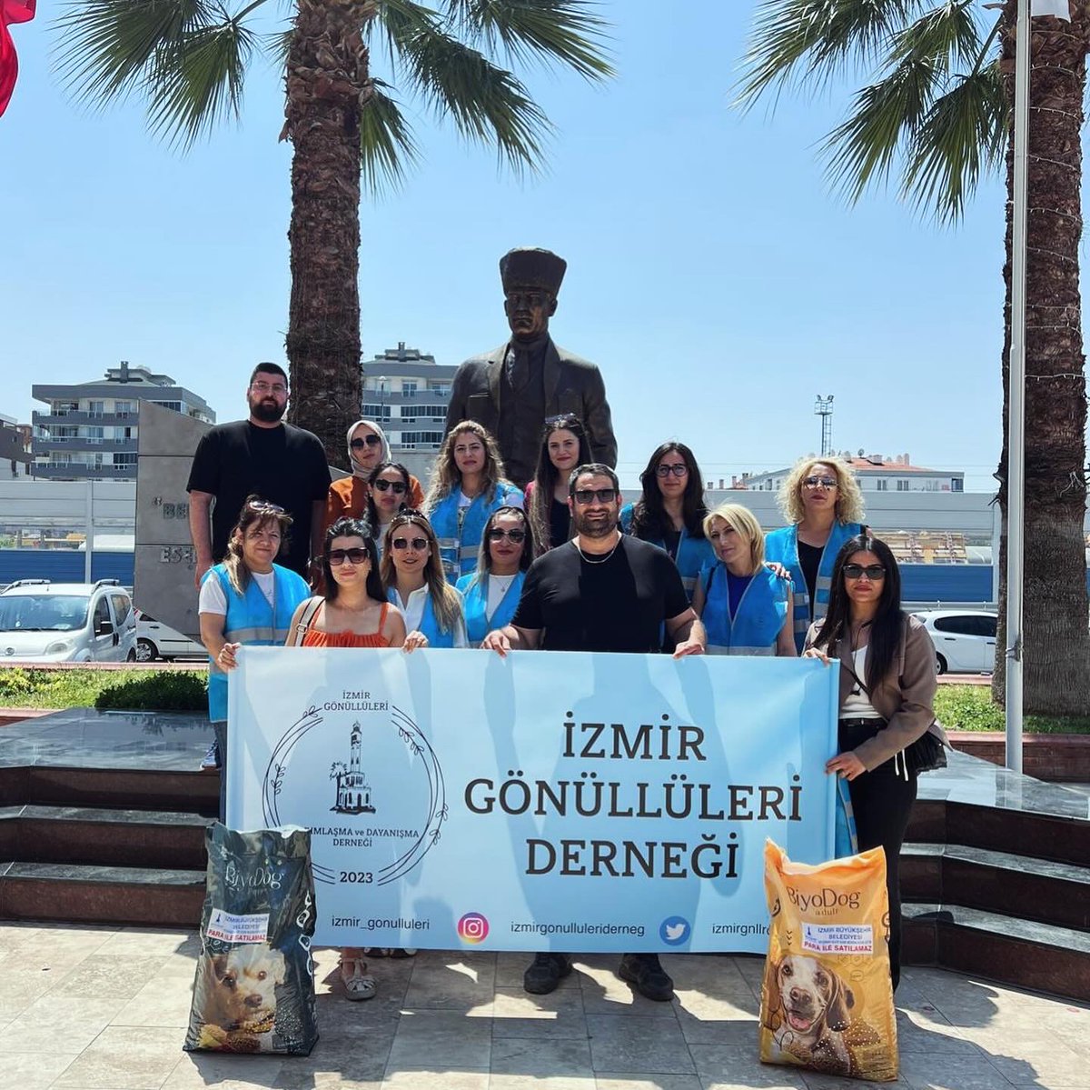 Izmir gönüllüleri derneği olarak merkez ofisimizin etrafındaki sokak hayvanlarını besledik. Gönüllü olan üyelerimize teşekkür ediyoruz . Etkinliğimizin devamı gelecektir. Lutfen duyarlı olalım sokaktaki canlarımızı #birkapsu #birkapmama