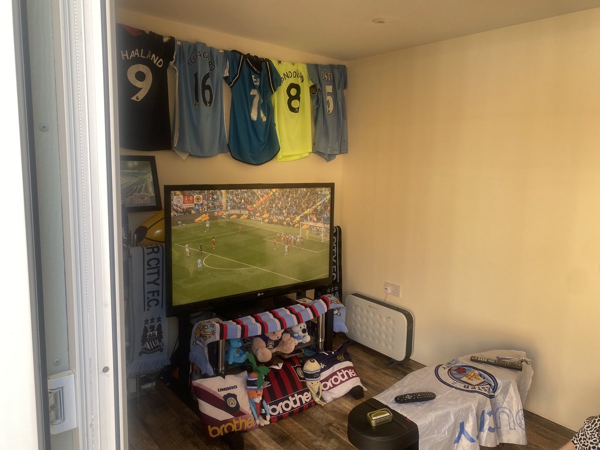 ardwickafc1887's tweet image. 3-0 halftime, lovely. #teamsofa Harlow