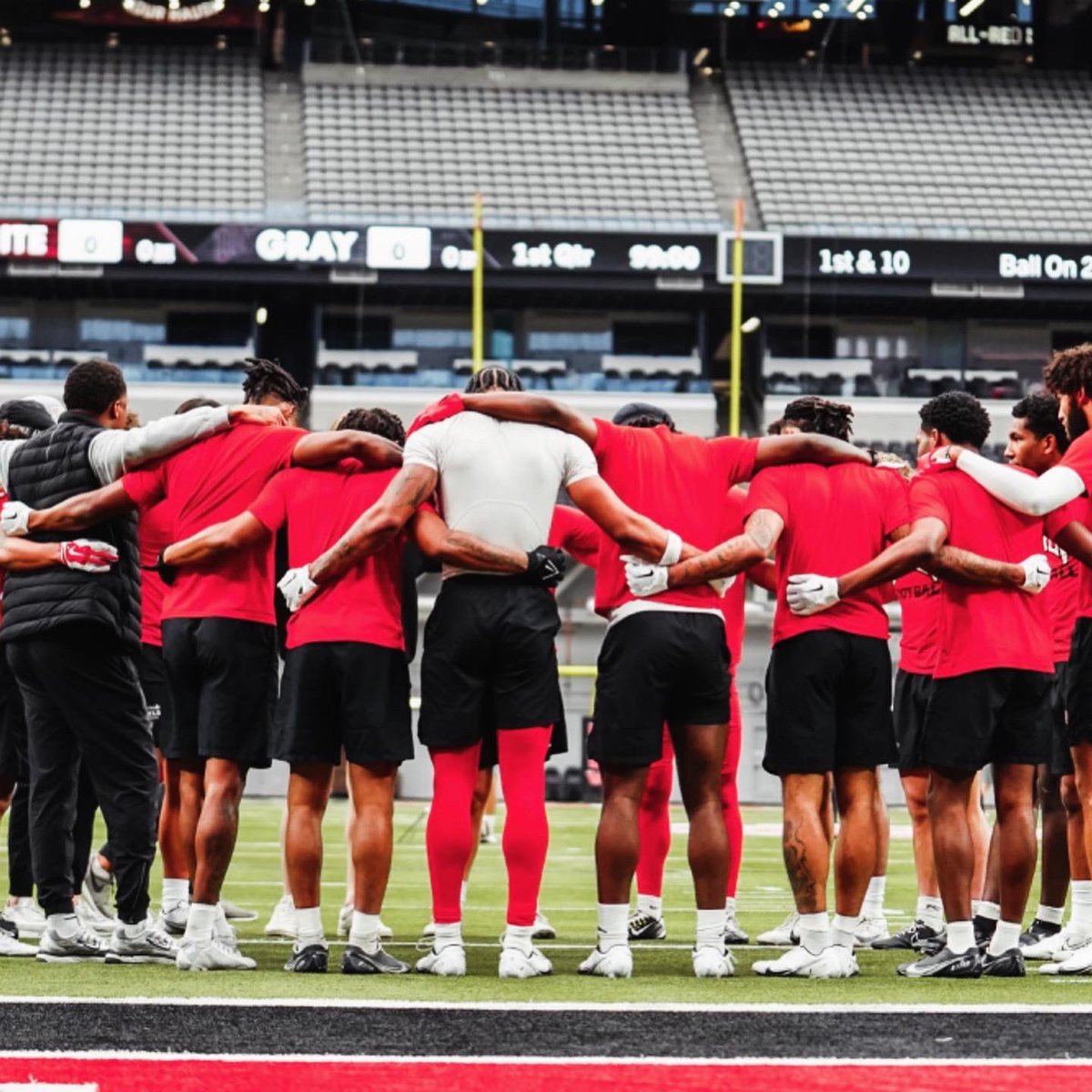 BrennanMarion4's tweet image. A recruit asked me about starting. On our offense we don’t worry about starting. We focus on how we play w/o the ball &amp;amp; scoring touchdowns/explosives when we get the ball! We had 9 players with 50+ touches. We get the ball to our best guys &amp;amp; we play multiple lineman. #GoGoRebels