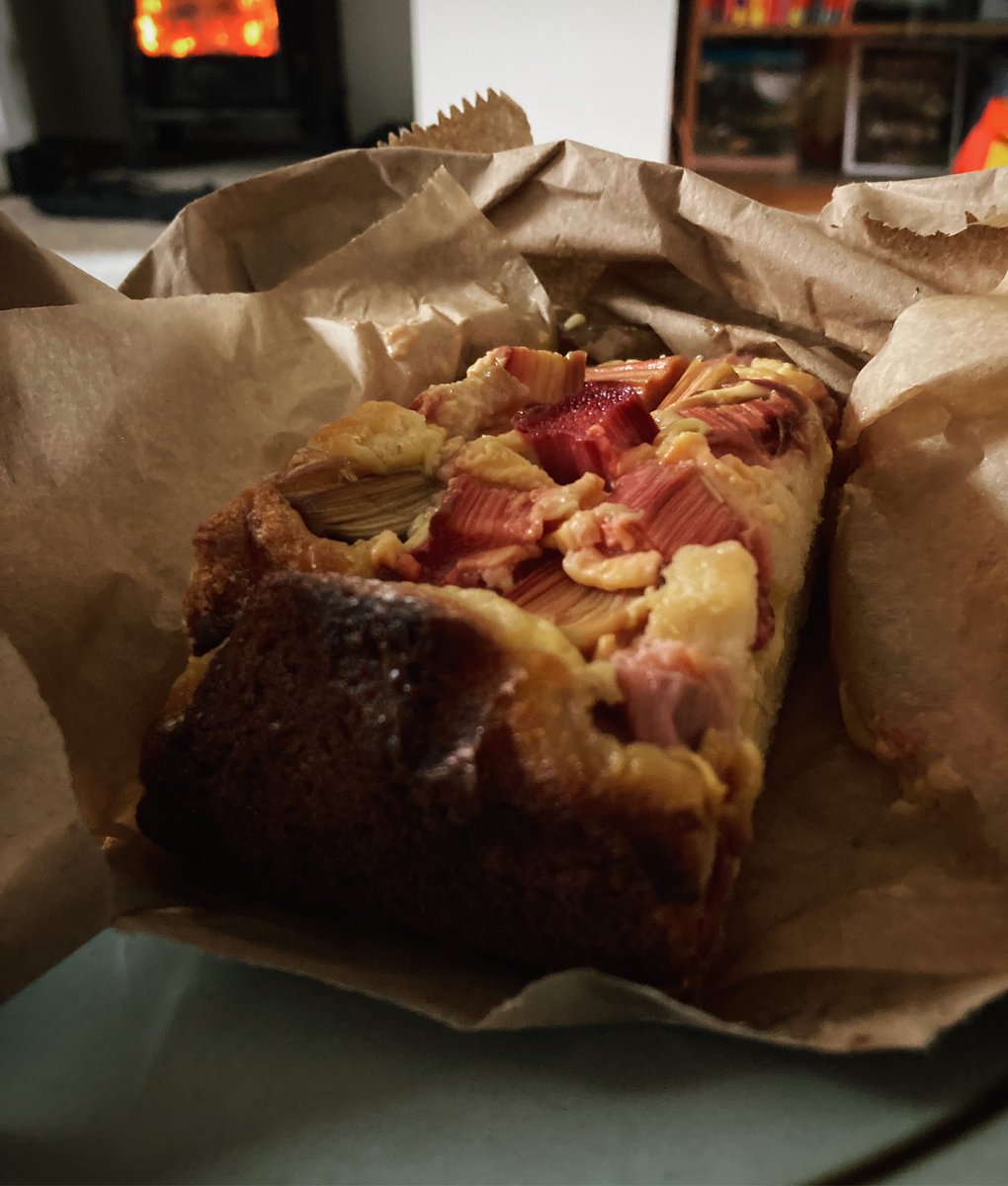 looked forward to this all day 😋 Daphne’s rhubarb and custard cake from @braithwaiteshop