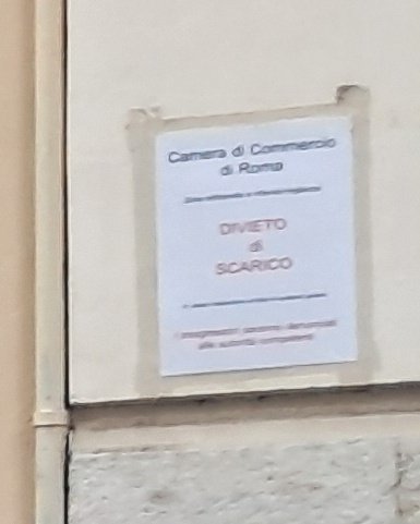 Via dei Burrò, a due passi da Montecitorio e da Palazzo Chigi. Linea 116 sospesa per far posto a veicoli parcheggiati sul marciapiede, @Diritti_Pedoni. In compenso Camera di Commercio preoccupata dello scarico, @Lavoratori_Ama 🤦 @diarioromano