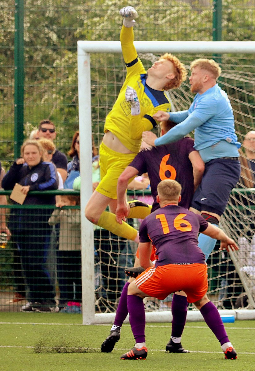 Some photos of today's match between @NewarkTownFC and @harrowbyutd1949 I will put a few up now but will sort through them properly later. @NonLeagueCrowd #Newark #Harrowby #Football #RobCurrell