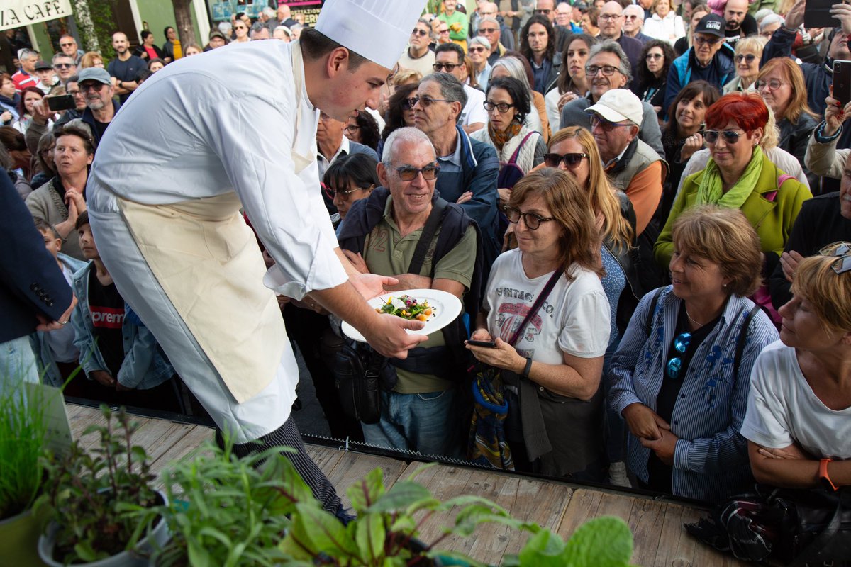 “Aromatiche per Aromatica, salsa di papaia, semi di papaia tostati e salati, pallotte cacio e ova, gelato di latte di mandorle al pepe lungo” - cooking show,  chef Gianfranco Vissani (Casa Vissani, Todi, 1 Stella Michelin), super ospite di Aromatica 2024.  <a href="/LucaVissani/">Gianfranco Vissani</a>
