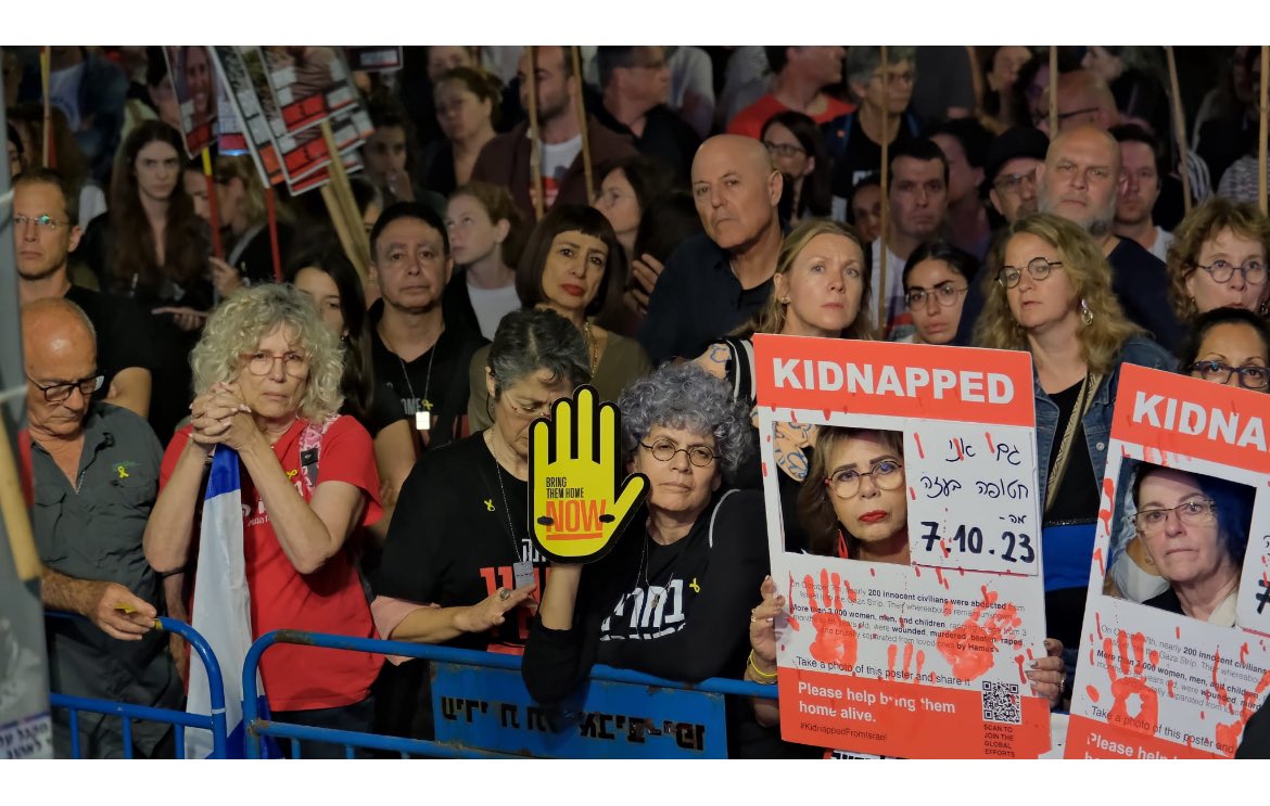 Don’t forget the hostages… Photo taken in Hostage Square, Tel Aviv of hostage families demonstrating for a deal which would see the release of their loved ones. Ceasefire negotiations continue in Egypt. 📸Adar Eyal