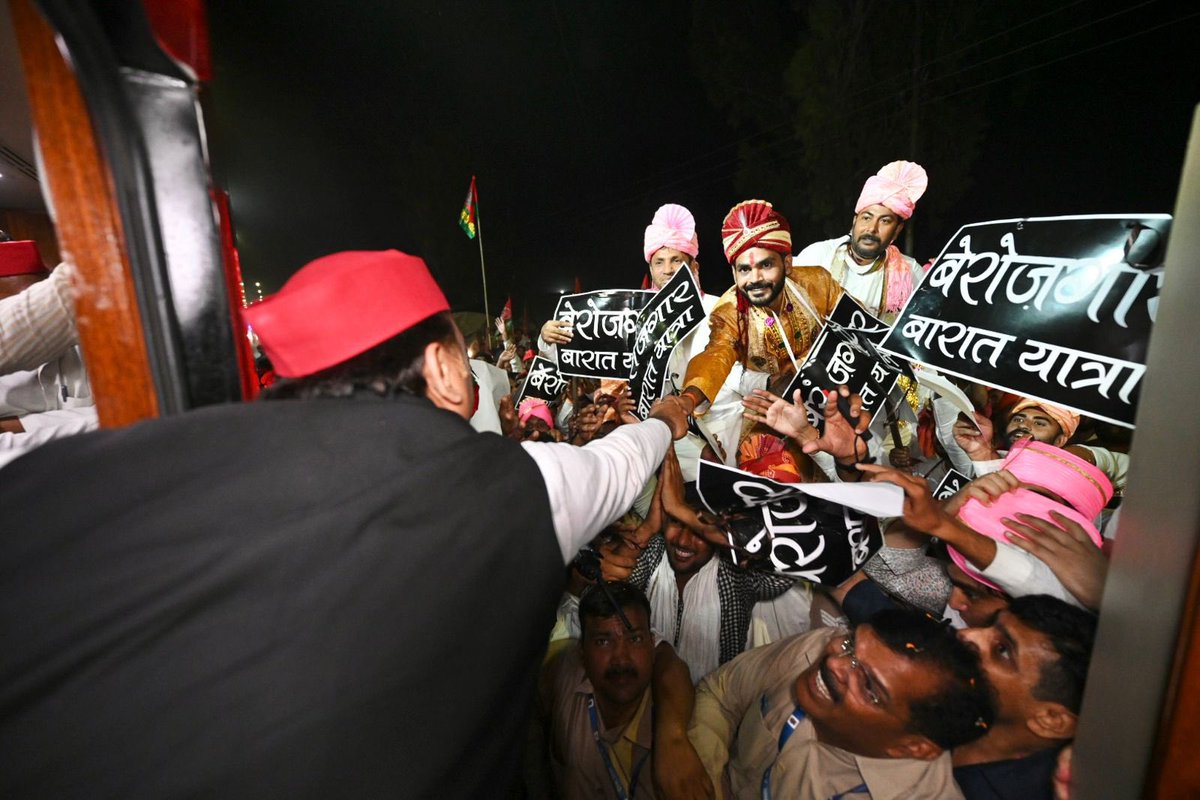 yadavakhilesh tweet picture