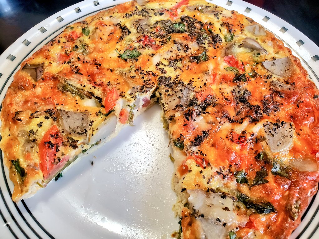 Eggs are pretty expensive right now so I only make this now and again... asparagus, bellpepper and tomato frittata which always has mini chopped potatoes. Have a hearty weekend 🤩🍽🍅🌶🫑