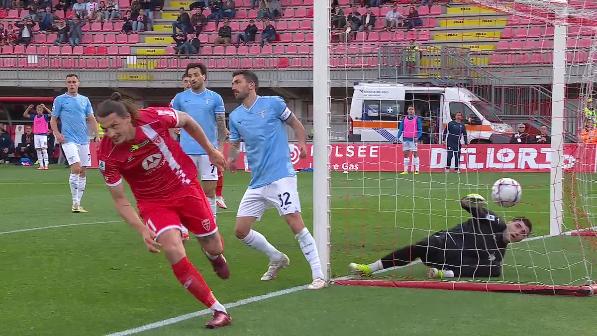 Milan Đurić giganteggia in area di rigore e fa 1-1! 🔥 #MonzaLazio 1-1