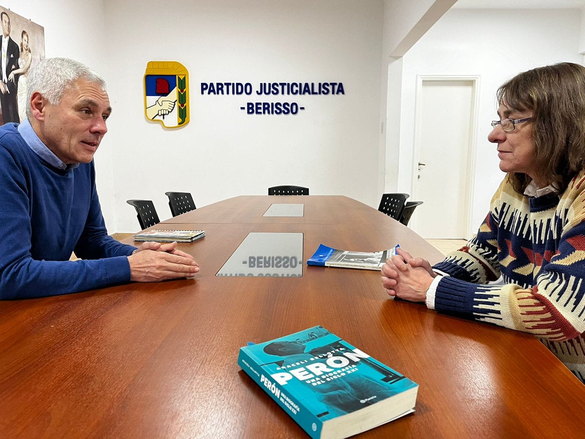 Con el compañero Fabián Cagliardi, Intendente de Berisso, una charla antes de presentar el libro.
Hablamos de cómo el peronismo le cambió la vida a tantas generaciones de trabajadorxs argentinxs.