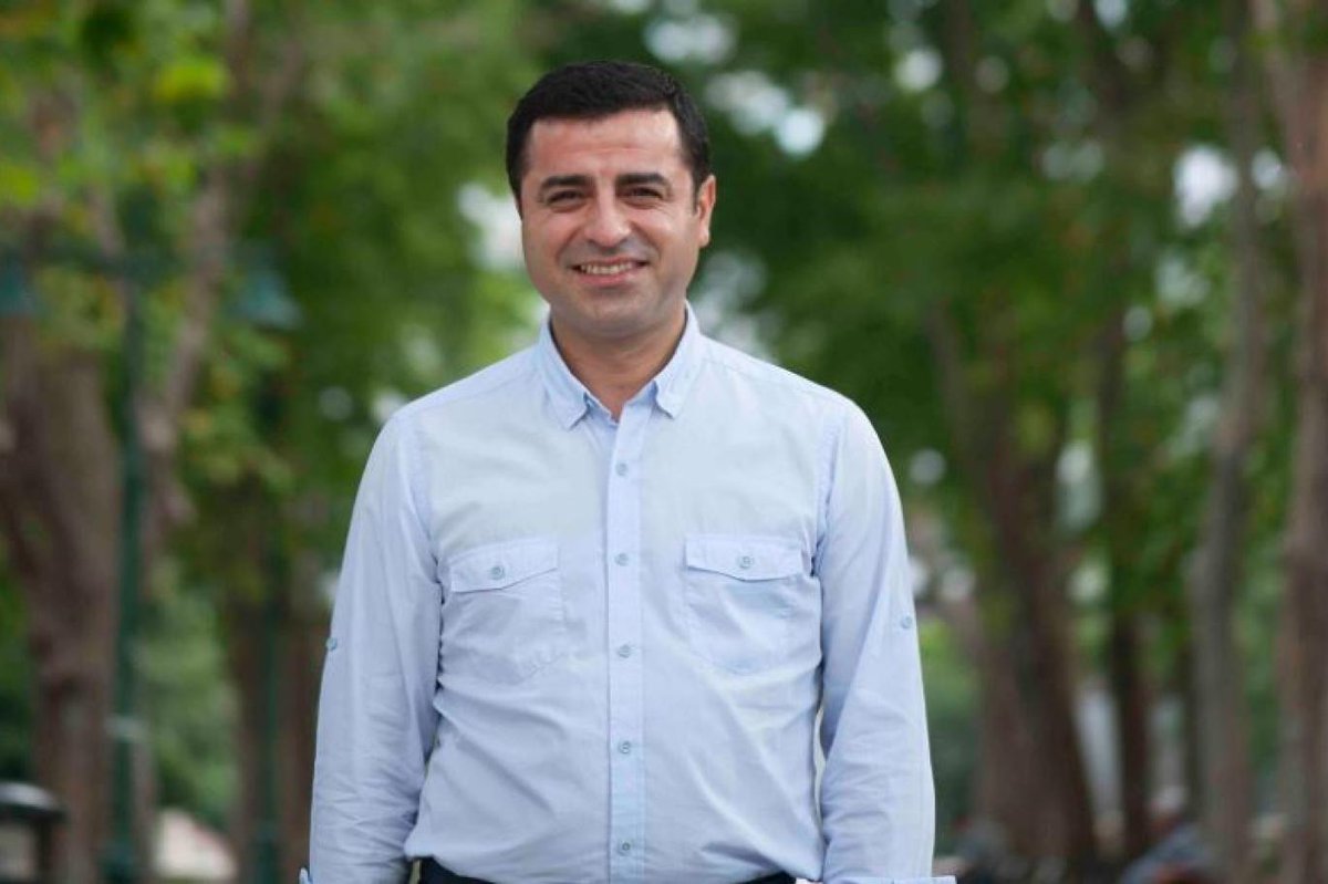 İstinaf mahkemesi, dönemin Ankara başsavcısını “hedef gösterdiği” iddiasıyla 2 yıl 6 ay hapis cezasına çarptırılan Selahattin Demirtaş hakkında beraat kararı verdi. Kararın gerekçesinde AİHM içtihadı vurgulandı serbestiyet.com/haberler/selah…