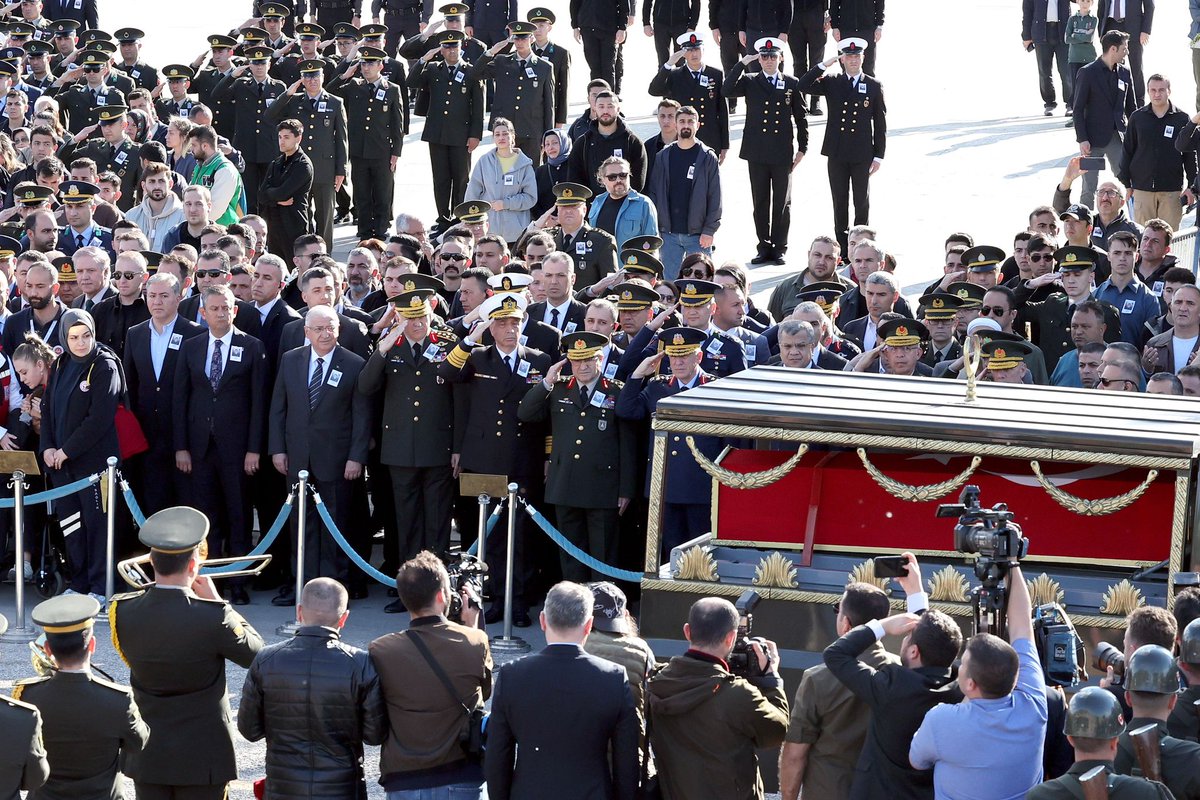 Millî Savunma Bakanı Yaşar Güler, beraberinde Genelkurmay Başkanı Orgeneral Metin Gürak, Deniz Kuvvetleri Komutanı Oramiral Ercüment Tatlıoğlu, Kara Kuvvetleri Komutanı Orgeneral Selçuk Bayraktaroğlu, Hava Kuvvetleri Komutanı Orgeneral Ziya Cemal Kadıoğlu, Bakan Yardımcısı Bilal…