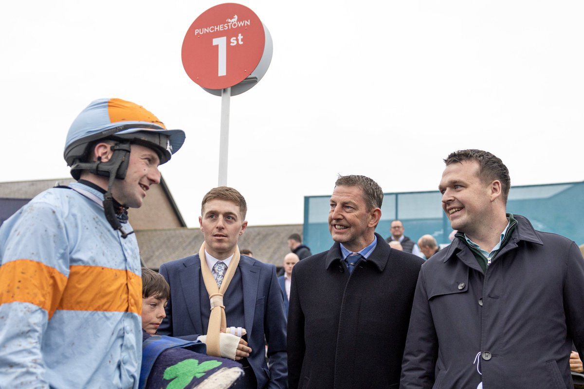 Will The Wise continues an excellent week for @gavincromwell1! Declan Lavery steers home the winner in the @LawlorsNaas INH Flat Race 🫡 #PunchestownFestival