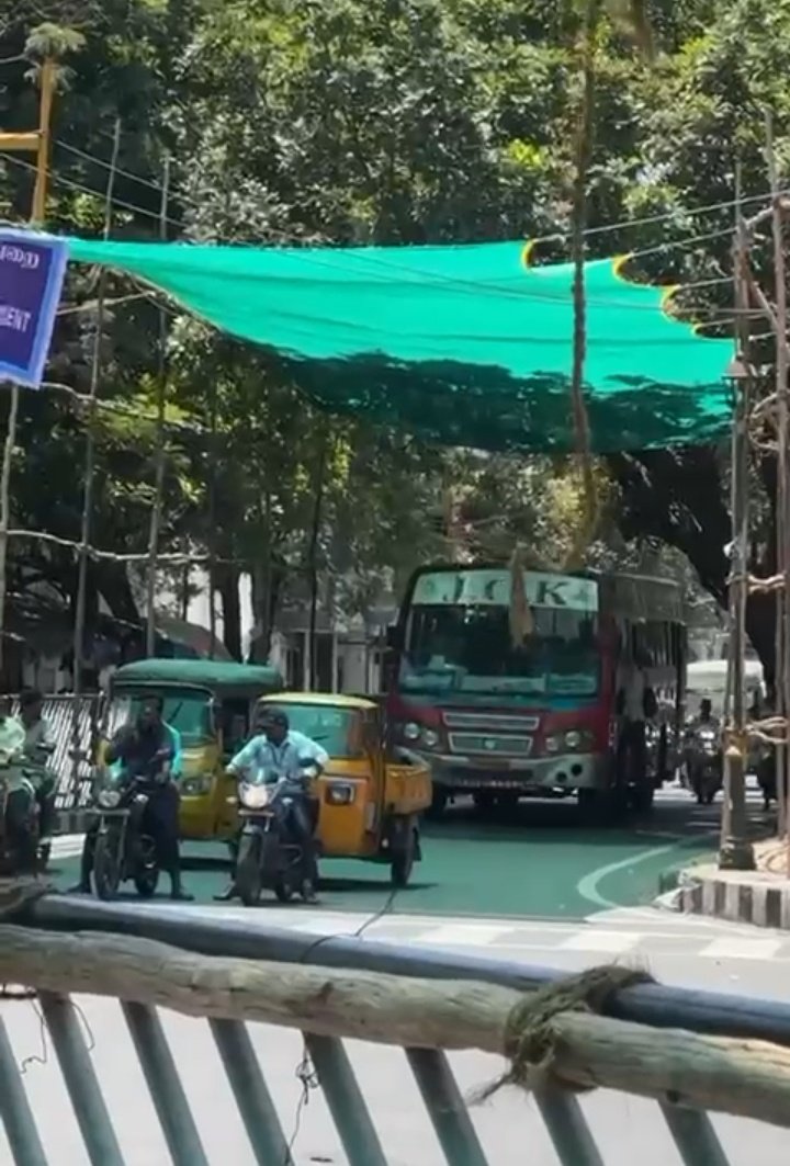 पुडुचेरी में भी धूप से दो पहिया, साइकिल वालो को बचाने के लिए ट्रैफिक पुलिस ने नेट लगाई है। @lucknowtraffic आप भी ऐसा प्रयोग कर सकते हैं। दुआएं मिलेंगी।