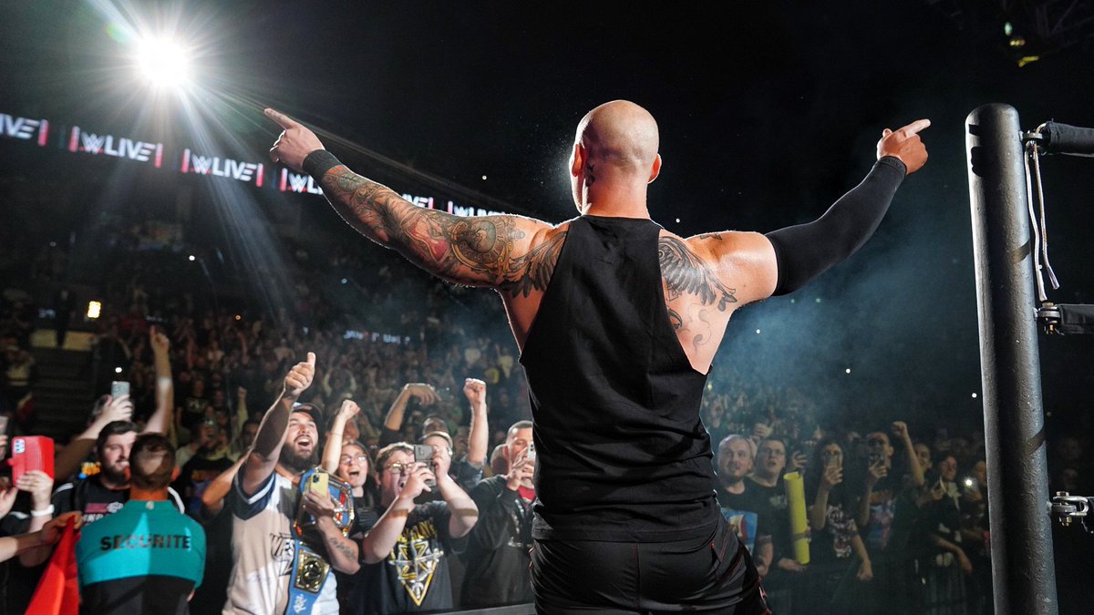 TomPestock's tweet photo. I hear everyone in France chanting my name from fl. I wish I was there in person to experience it again, It was the coolest night of my career! My people for life!!! Keep sending me videos! Next time I will be there and we will make the walls crumble!! #Backlash #france @Sturry https://t.co/XxXycvBaf5