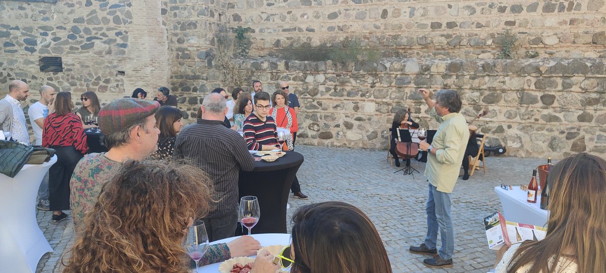 RVMentridaToled's tweet photo. @laverdosa @DOMentrida @toledoayto @toledoturismo Más momentos de #Degusto de @toledoayto con @laverdosa #Arrayán con embutidos #LaAbuelaMarga de Nambroca y con cata comentada por  #AngelSegoviaVinos @RVMentridaToled @DOMentrida https://t.co/gI3QvwkXMM