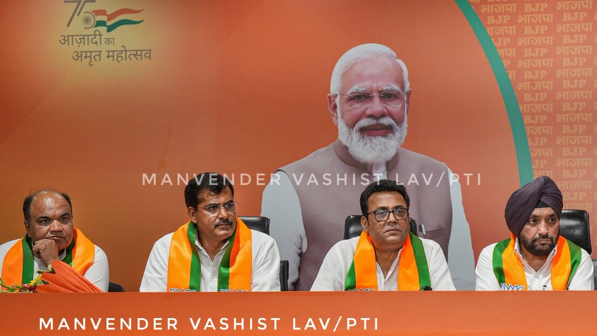 Delhi Congress leaders @ArvinderLovely, @NaseebSinghINC, @basoya_neeraj, @AmitMalik_INC, Raj Kumar Chauhan joined #BJP Photo by @PTI_News /@manvanderwelove