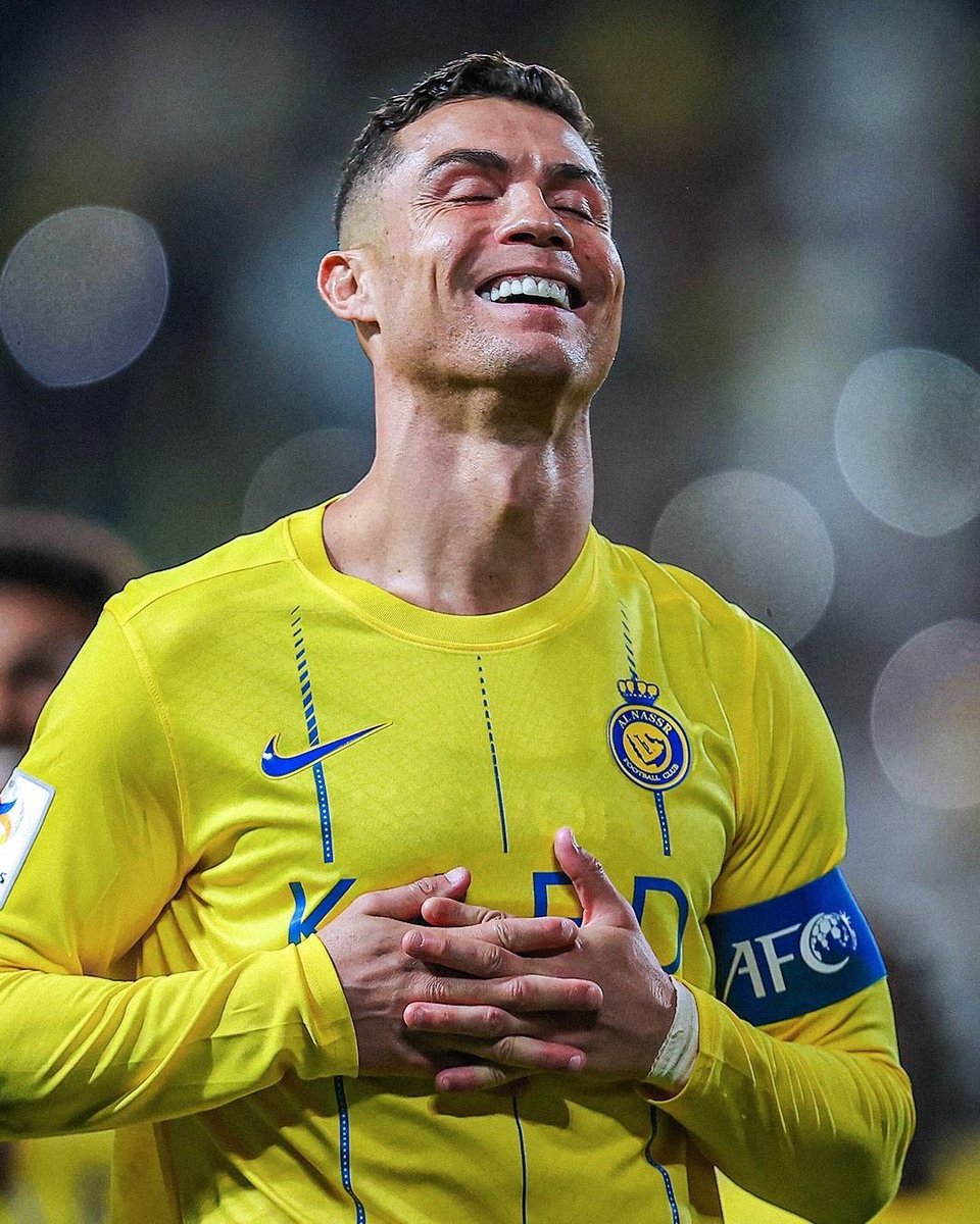 DID YOU KNOW ? Ronaldo since joining Alnassr has gifted out 18 penalties to his teammates even when he was having Goal drought, just to boost their confidence. If he had taken those 18, his Goal numbers would've been crazy 💯 That's who a true leader is 💝 The G O A T 🐐💗