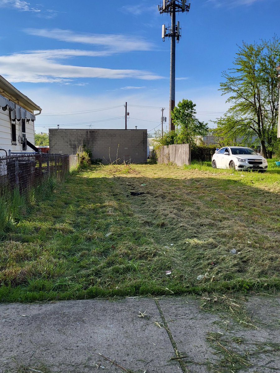 Did some community service  yesterday, a resident called & said the vacant lot next to them was growing out of control. Timing was perfect, I just purchased a new lawn mower, from Lowe's of course

@Lowes @craftsman #Toledo #CommunityService