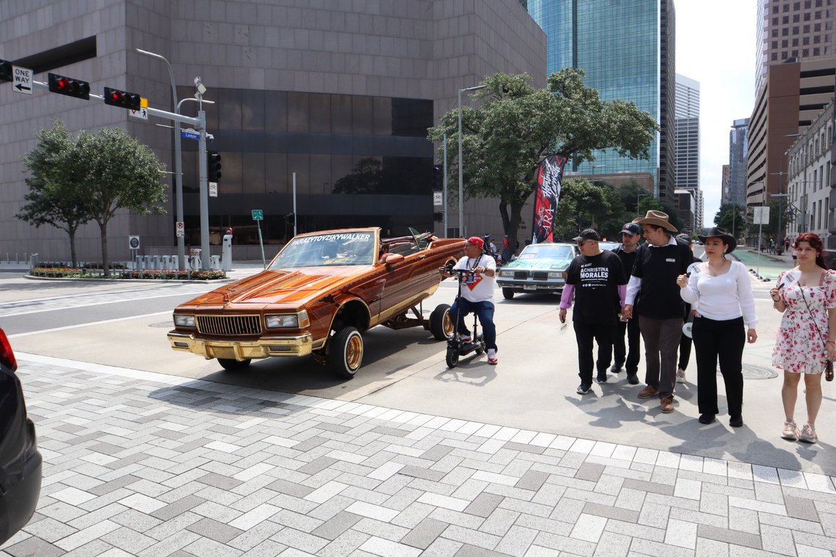 🎉 Had an incredible time celebrating Cinco de Mayo at the LULAC Council 8 parade this morning! Big shoutout to the volunteers from UHD and the awesome car club. Special thanks to Mario for coordinating the amazing low riders. #CincoDeMayo 🚗🎊