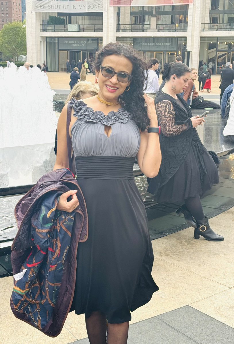 Excited, as always, to go to the #opera! Unbelievably, this is my first viewing of Carmen @MetOpera though I LOVE the music. But first, shall we enjoy the magic hour? Feel the #spring breeze, those gorgeous fountains @LincolnCenter 💜 Have a lovely #weekend, all! 💕