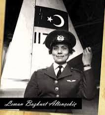 #Türkiye'nin ve #Nato'nun ilk Kadın Jet Pilotu, Kıdemli Albay Leman Bozkurt Altınçekiç'i vefatının 23'ncü Yılında saygıyla anıyorum. İşte Türk Kadını❤️🙏
