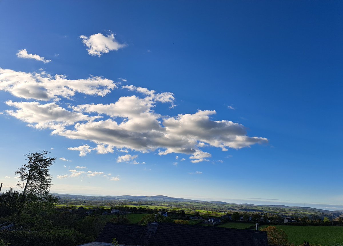 Richard_M_Owen's tweet photo. As it should be in May!ππ
#BankHolidayWeekend
#home #familytime
#views #sunshine #preselis
#Pembrokeshire #lush https://t.co/ZiQjAix4vH