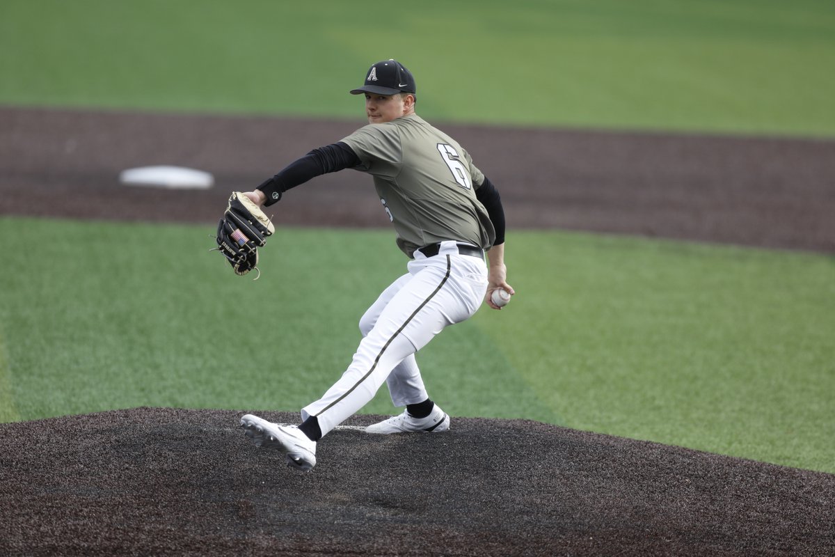 Seven-inning complete-game shutout for Ronnebaum! We take Game 1 of today's twin bill over Lehigh, 3-0!