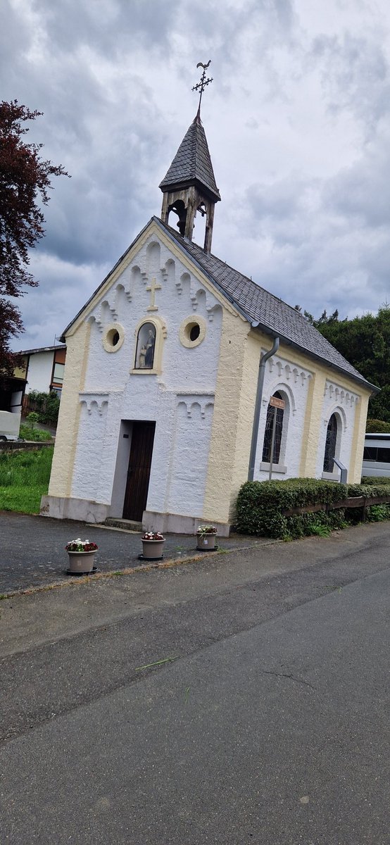 Bei uns hat fast jeder Dorf so eine Kapelle. Das gefällt mir auf dem Land...😄 Strassen werden von Autos, Radfahrern,  Fußgängern, Traktoren, Pferd, Kuh, Esel, E-Mobil und Rollator genutzt und alle grüßen recht freundlich. Einfach großartig...😆🥰